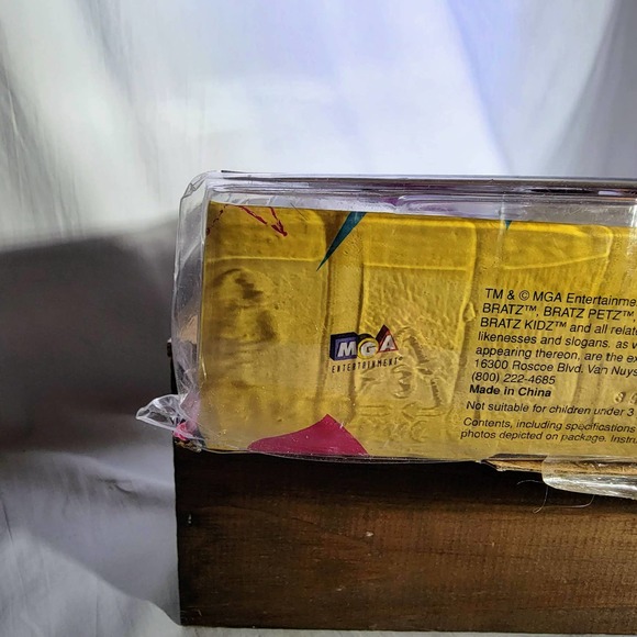 Rare Yasmin BRATZ KiDZ Concert Snap-On Fashion NIB packaging damaged - Picture 10 of 16